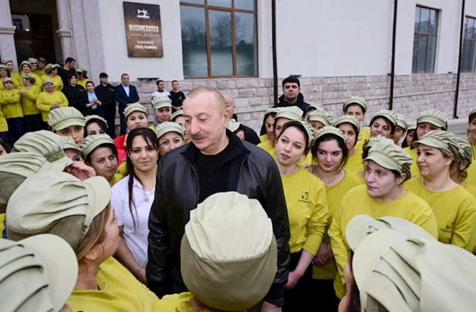 Azərbaycan-Özbəkistan birgə müəssisəsi olan Xankəndi tikiş fabriki ilə tanışlıq — FOTOLAR (YENİLƏNİB) Azərbaycan-Özbəkistan birgə müəssisəsi olan Xankəndi tikiş fabriki ilə tanışlıq — FOTOLAR (YENİLƏNİB)