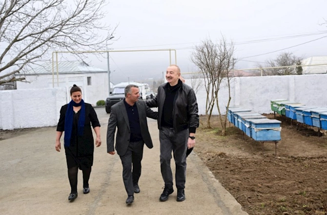 Prezident Ballıca kəndində bir qrup sakinlə görüşdü — FOTOLAR (YENİLƏNİB) Prezident Ballıca kəndində bir qrup sakinlə görüşdü — FOTOLAR (YENİLƏNİB)