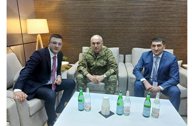 Azərbaycan müdafiə nazirinin müavini IDEX sərgisində iştirak edir — FOTOLAR