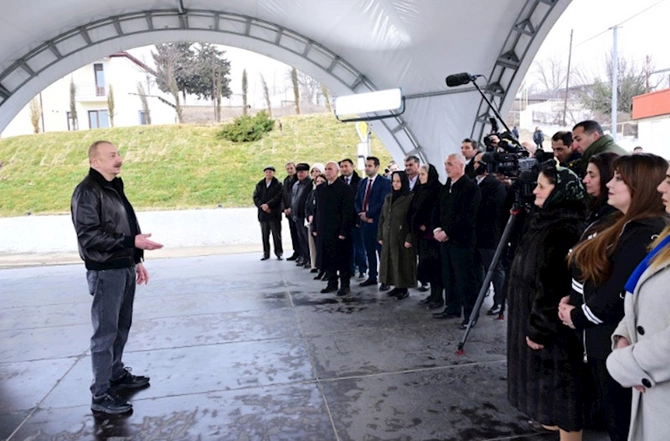 Prezident Ballıca kəndində bir qrup sakinlə görüşdü — FOTOLAR (YENİLƏNİB) Prezident Ballıca kəndində bir qrup sakinlə görüşdü — FOTOLAR (YENİLƏNİB)