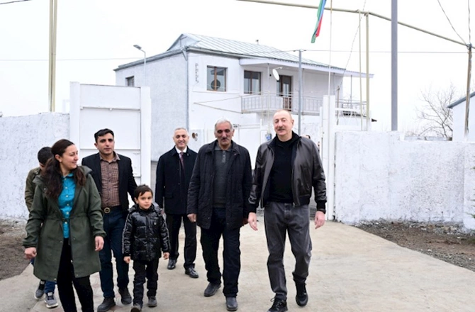 Prezident Ballıca kəndində bir qrup sakinlə görüşdü — FOTOLAR (YENİLƏNİB) Prezident Ballıca kəndində bir qrup sakinlə görüşdü — FOTOLAR (YENİLƏNİB)