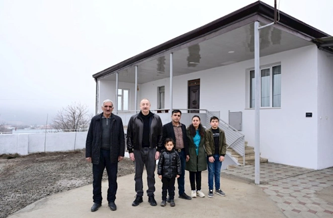 Prezident Ballıca kəndində bir qrup sakinlə görüşdü — FOTOLAR (YENİLƏNİB) Prezident Ballıca kəndində bir qrup sakinlə görüşdü — FOTOLAR (YENİLƏNİB)