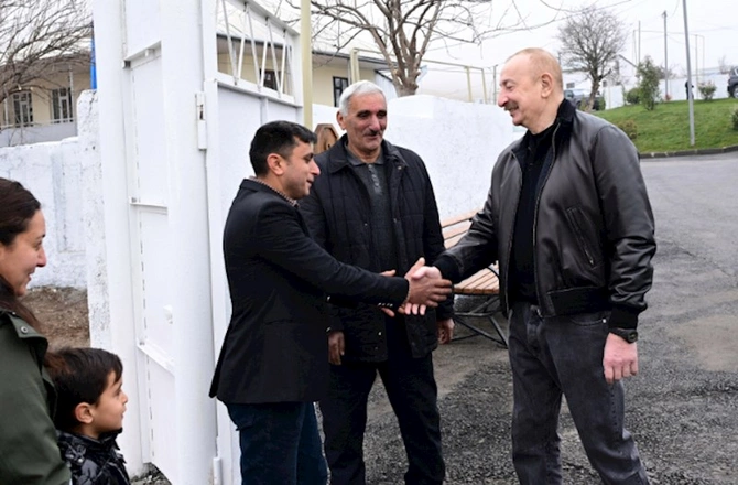 Prezident Ballıca kəndində bir qrup sakinlə görüşdü — FOTOLAR (YENİLƏNİB) Prezident Ballıca kəndində bir qrup sakinlə görüşdü — FOTOLAR (YENİLƏNİB)