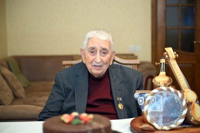Mədəniyyət Nazirliyinin nümayəndələri Xalq artisti Arif Babayevi ziyarət ediblər — FOTOLAR Mədəniyyət Nazirliyinin nümayəndələri Xalq artisti Arif Babayevi ziyarət ediblər — FOTOLAR