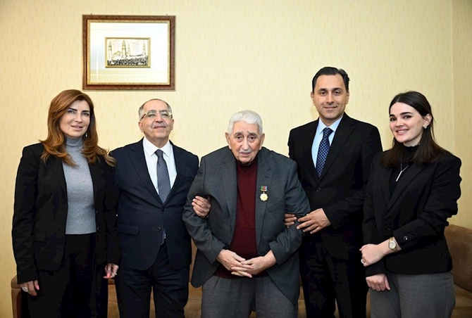 Mədəniyyət Nazirliyinin nümayəndələri Xalq artisti Arif Babayevi ziyarət ediblər — FOTOLAR Mədəniyyət Nazirliyinin nümayəndələri Xalq artisti Arif Babayevi ziyarət ediblər — FOTOLAR