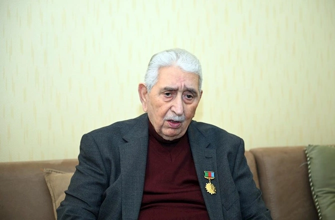 Mədəniyyət Nazirliyinin nümayəndələri Xalq artisti Arif Babayevi ziyarət ediblər — FOTOLAR Mədəniyyət Nazirliyinin nümayəndələri Xalq artisti Arif Babayevi ziyarət ediblər — FOTOLAR