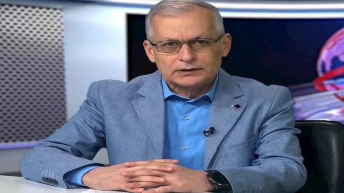 Ayaz Salayev, yoxsa Sabir Rüstəmxanlı: Kim haqlıdır?
