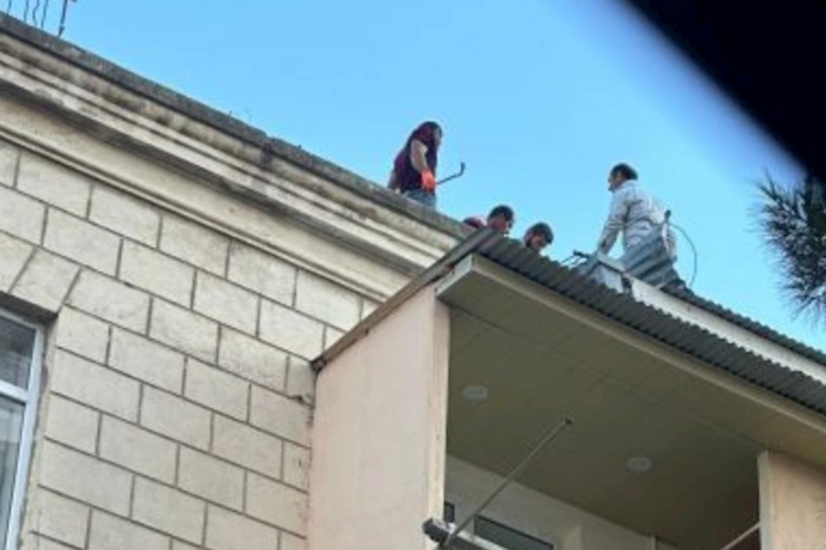 “Sədərək Yusif”ə məxsus olduğu bildirilən “Qarayev Residence”in rəhbərliyi mənzillərini uçurtduğu sakinləri razı salmaq əvəzinə, mətbuatı susdurmağa çalışır