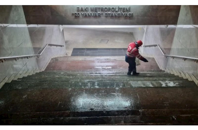 Metro stansiyalarının girişləri qardan təmizlənir — FOTOLAR Metro stansiyalarının girişləri qardan təmizlənir — FOTOLAR