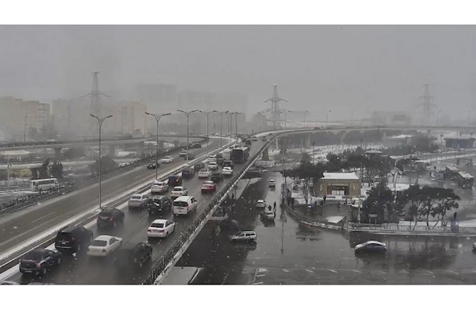 Yolun sürüşkən olması sıxlığa səbəb oldu — FOTO