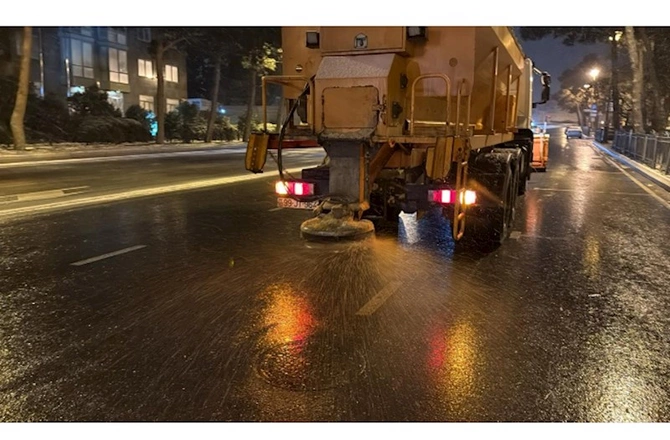 Paytaxta yenidən yağan qarın təmizlənməsi işləri davam edir — FOTOLAR