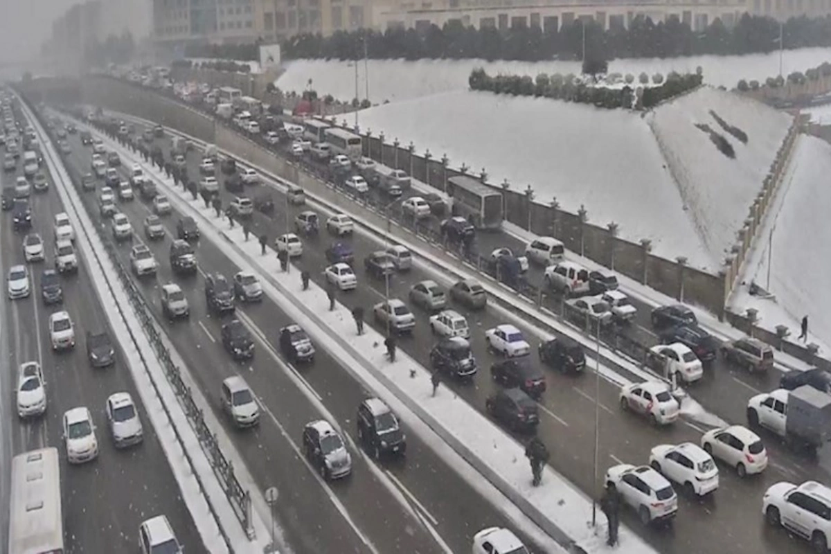 Sürüşkən yollar səbəbindən baş verən QƏZALAR — FOTOLAR