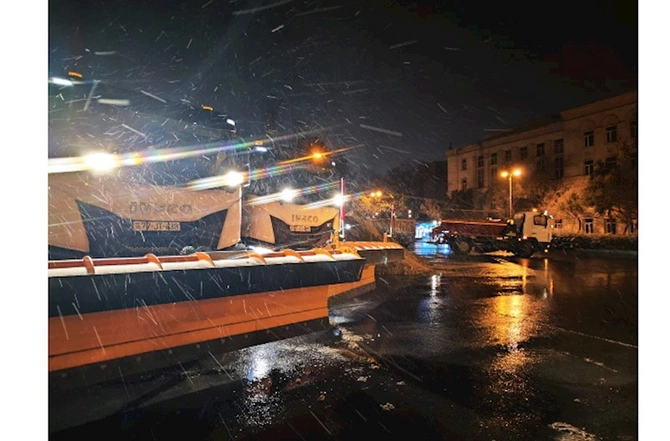 Paytaxta yenidən yağan qarın təmizlənməsi işləri davam edir — FOTOLAR