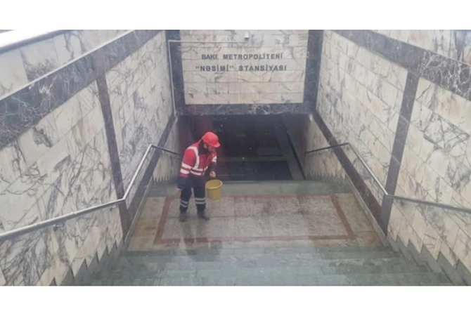 Metro stansiyalarının girişləri qardan təmizlənir — FOTOLAR Metro stansiyalarının girişləri qardan təmizlənir — FOTOLAR