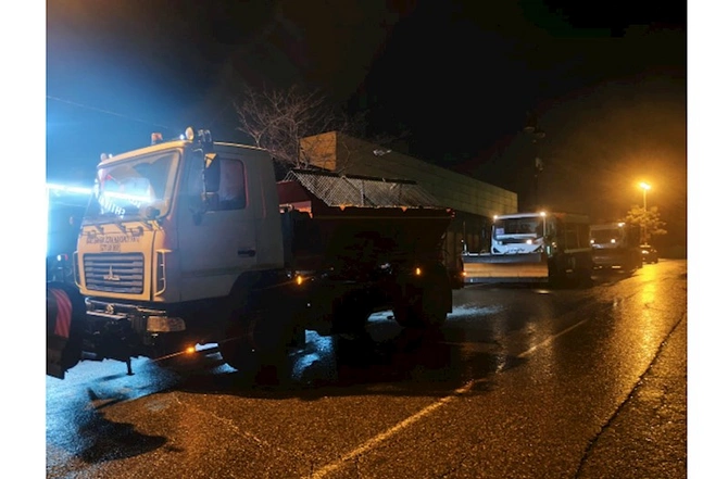 Paytaxta yenidən yağan qarın təmizlənməsi işləri davam edir — FOTOLAR