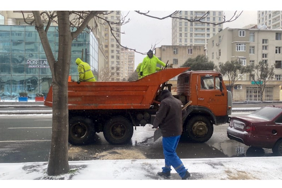 Paytaxta yenidən yağan qarın təmizlənməsi işləri davam edir — FOTOLAR
