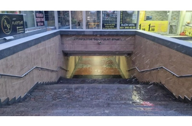 Metro stansiyalarının girişləri qardan təmizlənir — FOTOLAR Metro stansiyalarının girişləri qardan təmizlənir — FOTOLAR