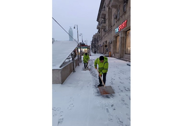 Paytaxta yenidən yağan qarın təmizlənməsi işləri davam edir — FOTOLAR
