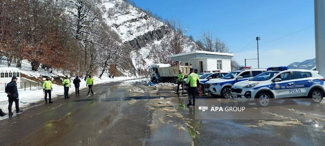 Lerikdə yolda qar uçqunu olub — FOTOLAR Lerikdə yolda qar uçqunu olub — FOTOLAR