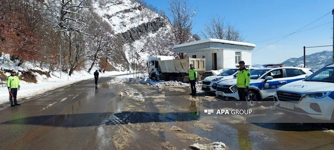 Lerikdə yolda qar uçqunu olub — FOTOLAR Lerikdə yolda qar uçqunu olub — FOTOLAR