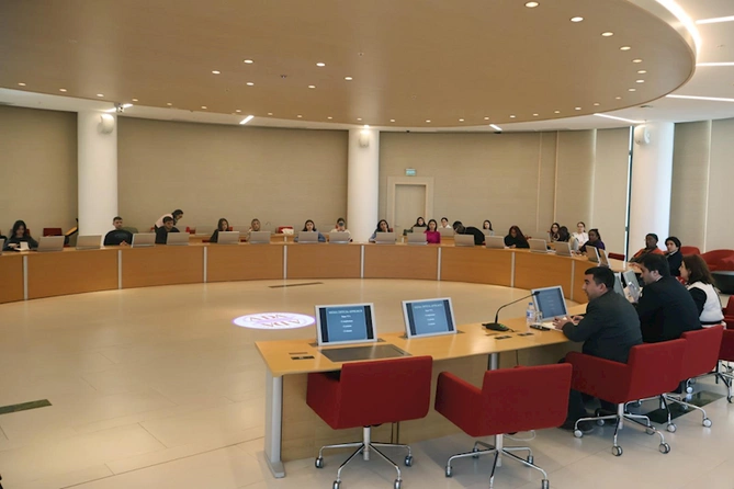 ADA Universitetində Fransa müstəmləkələrindən olan jurnalistlər üçün manipulyasiyalarla mübarizə ilə bağlı təlimlərə başlanılıb — FOTOLAR ADA Universitetində Fransa müstəmləkələrindən olan jurnalistlər üçün manipulyasiyalarla mübarizə ilə bağlı təlimlərə başlanılıb — FOTOLAR