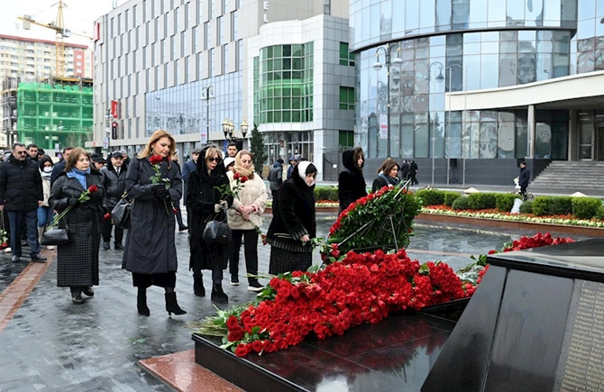 Mədəniyyət Nazirliyinin kollektivi Xocalı soyqırımı qurbanlarının xatirəsini yad edib — FOTOLAR