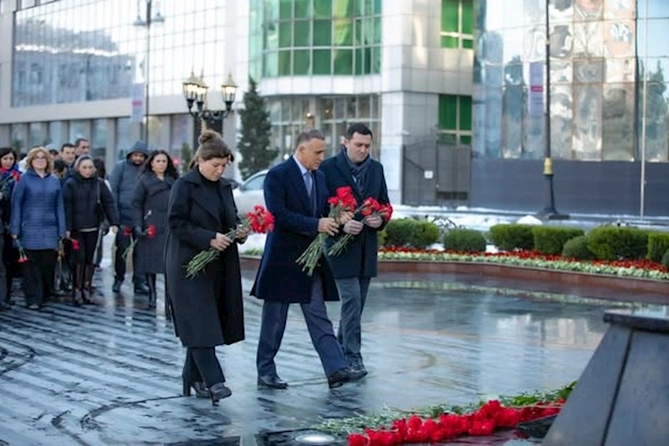 Veysəloğlunun rəhbər heyəti Ana harayı abidəsini ziyarət etdi — FOTO