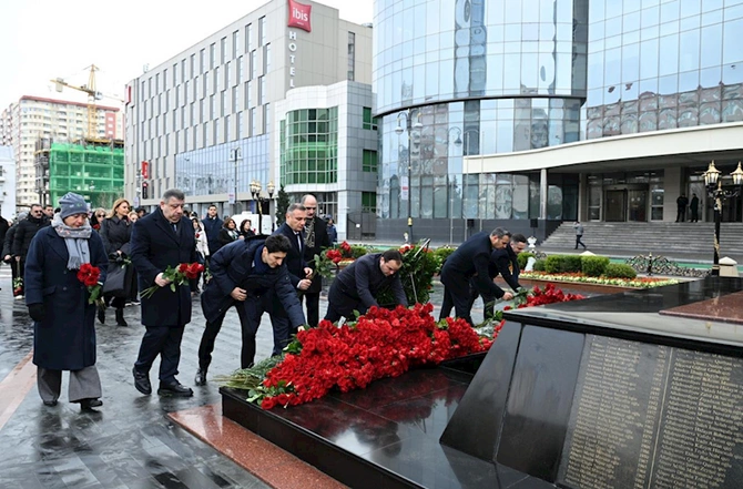 Mədəniyyət Nazirliyinin kollektivi Xocalı soyqırımı qurbanlarının xatirəsini yad edib — FOTOLAR
