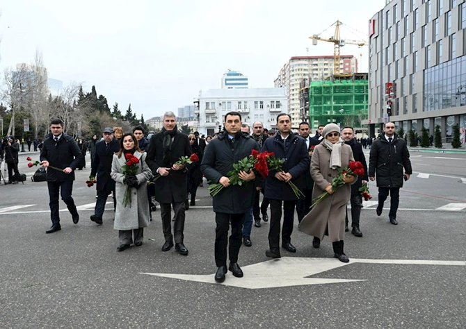 Mədəniyyət Nazirliyinin kollektivi Xocalı soyqırımı qurbanlarının xatirəsini yad edib — FOTOLAR