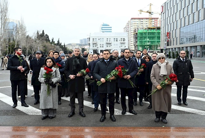 Mədəniyyət Nazirliyinin kollektivi Xocalı soyqırımı qurbanlarının xatirəsini yad edib — FOTOLAR