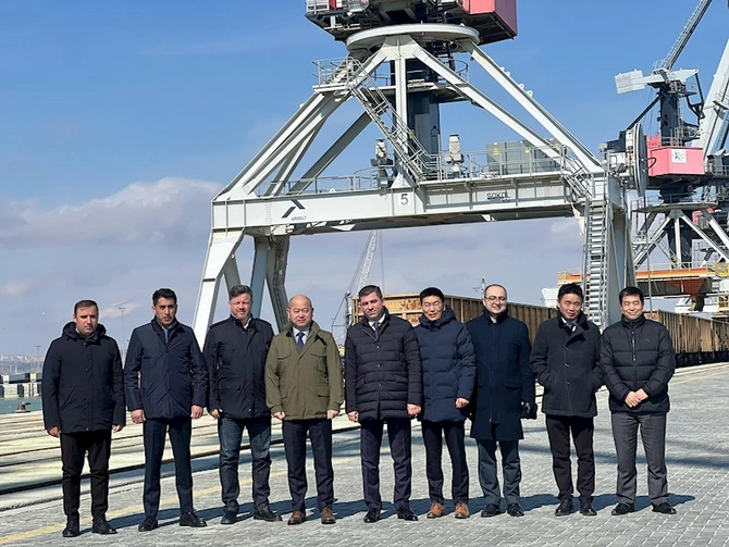 Bakı Limanına COSCO gəmiçilik şirkətinin rəsmiləri səfər etdi — FOTOLAR