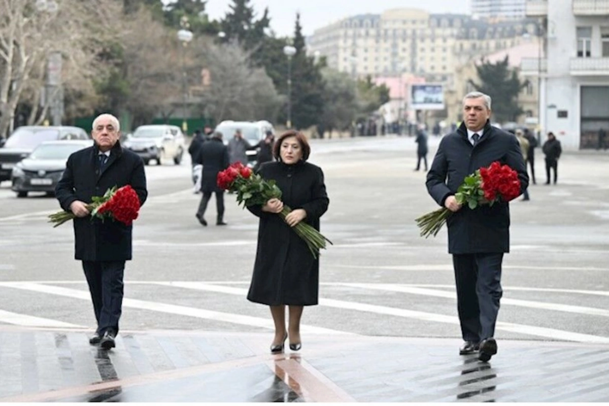 Rəsmilər Xocalı soyqırımı abidəsini ziyarət etdilər — FOTOLAR
