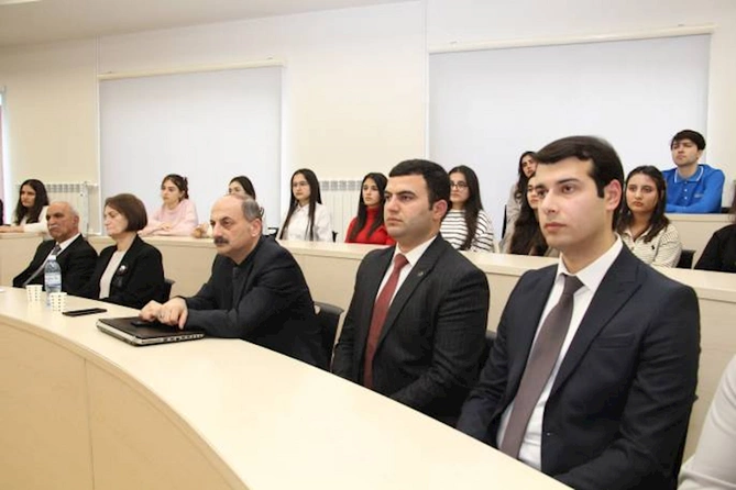 Qarabağ Universitetində Xocalı Soyqırımının 33-cü ildönümünə həsr olunan konfrans keçirilib — FOTOLAR Qarabağ Universitetində Xocalı Soyqırımının 33-cü ildönümünə həsr olunan konfrans keçirilib — FOTOLAR