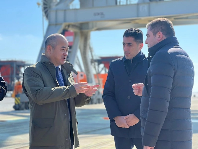 Bakı Limanına COSCO gəmiçilik şirkətinin rəsmiləri səfər etdi — FOTOLAR