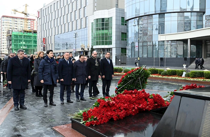 Mədəniyyət Nazirliyinin kollektivi Xocalı soyqırımı qurbanlarının xatirəsini yad edib — FOTOLAR