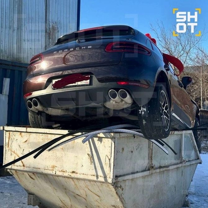 Sevgilisi bəyənmədi, oğlan “Porşe” avtomobilini zibilxanaya atdı — FOTO