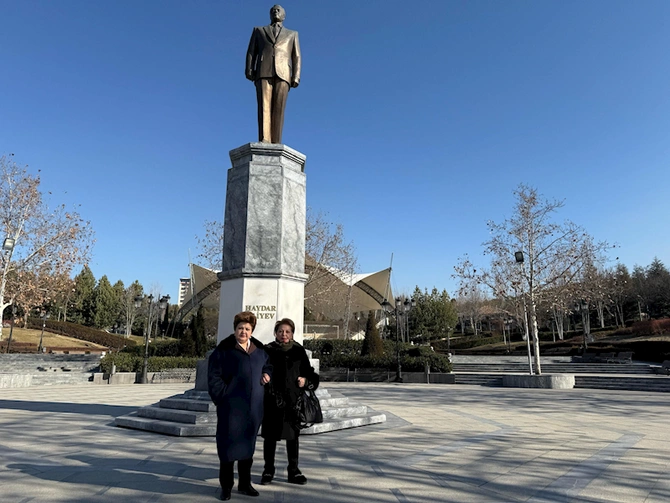 Tənzilə Rüstəmxanlı Ankarada Heydər Əliyevin abidəsi və Rəsulzadənin məzarını ziyarət etdi — FOTOLAR