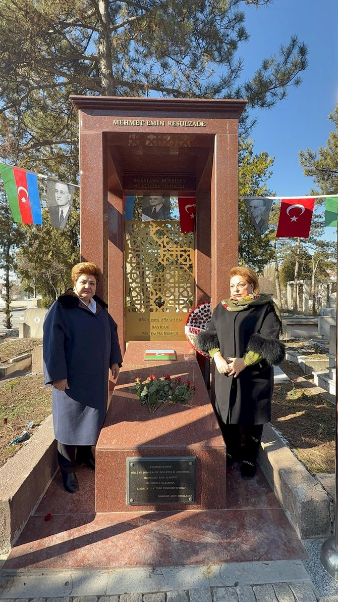 Tənzilə Rüstəmxanlı Ankarada Heydər Əliyevin abidəsi və Rəsulzadənin məzarını ziyarət etdi — FOTOLAR