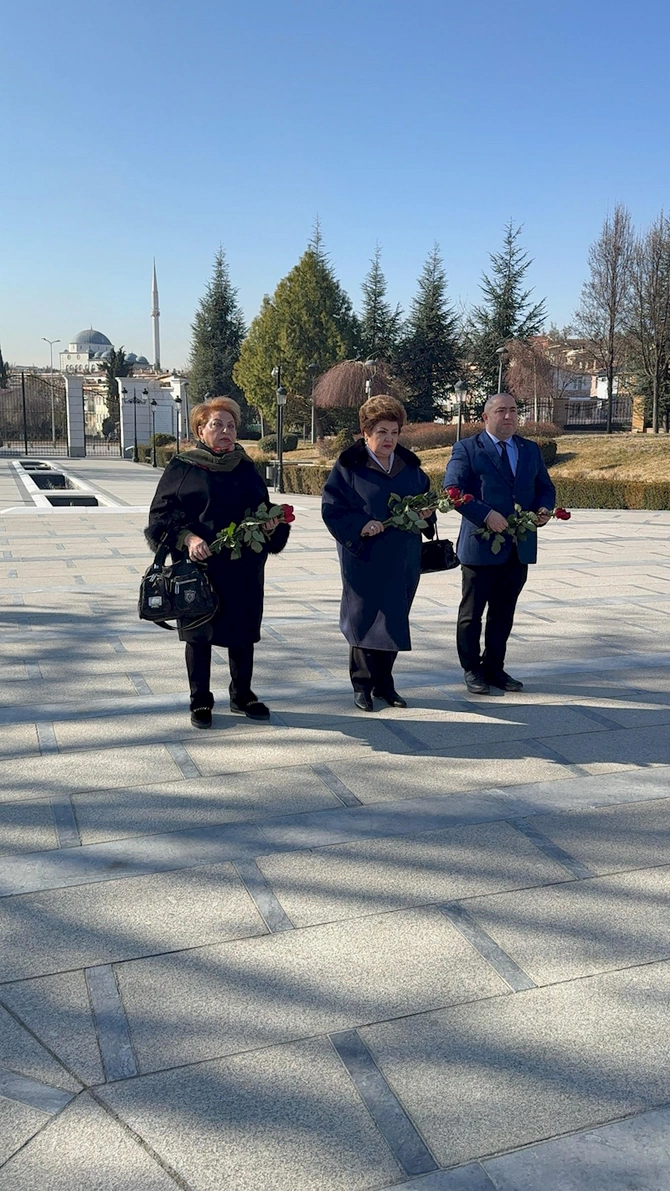 Tənzilə Rüstəmxanlı Ankarada Heydər Əliyevin abidəsi və Rəsulzadənin məzarını ziyarət etdi — FOTOLAR