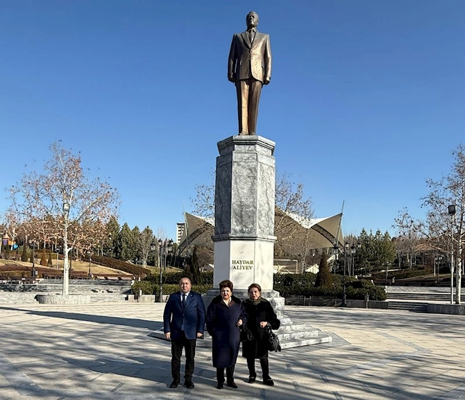 Tənzilə Rüstəmxanlı Ankarada Heydər Əliyevin abidəsi və Rəsulzadənin məzarını ziyarət etdi — FOTOLAR