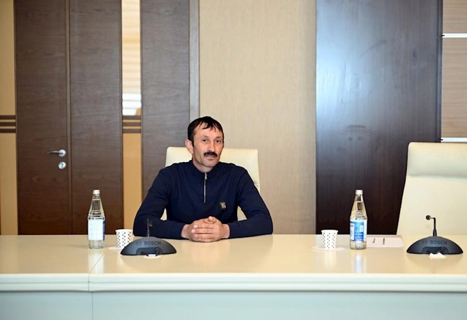 Adil Kərimli Qəbələdə vətəndaşların müraciətlərini dinlədi — FOTOLAR Adil Kərimli Qəbələdə vətəndaşların müraciətlərini dinlədi — FOTOLAR