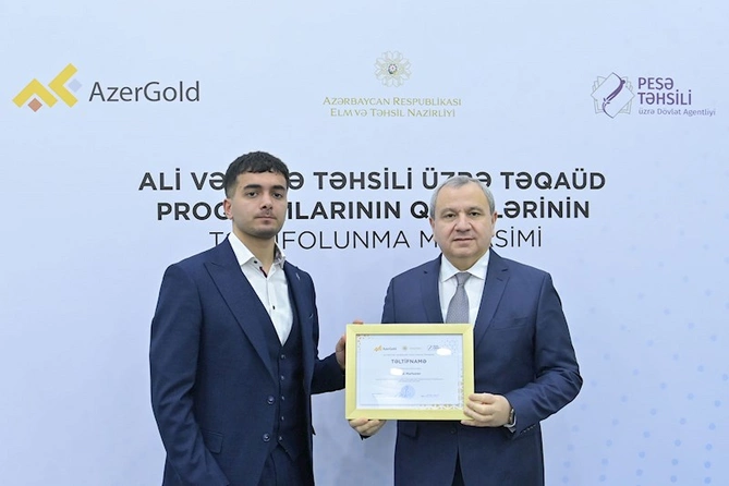 4-cü Təqaüd proqramı qaliblərinin mükafatlandırılması və “Mədən Topoqrafiyası” dərsliyinin təqdimatı keçirilib — FOTOLAR