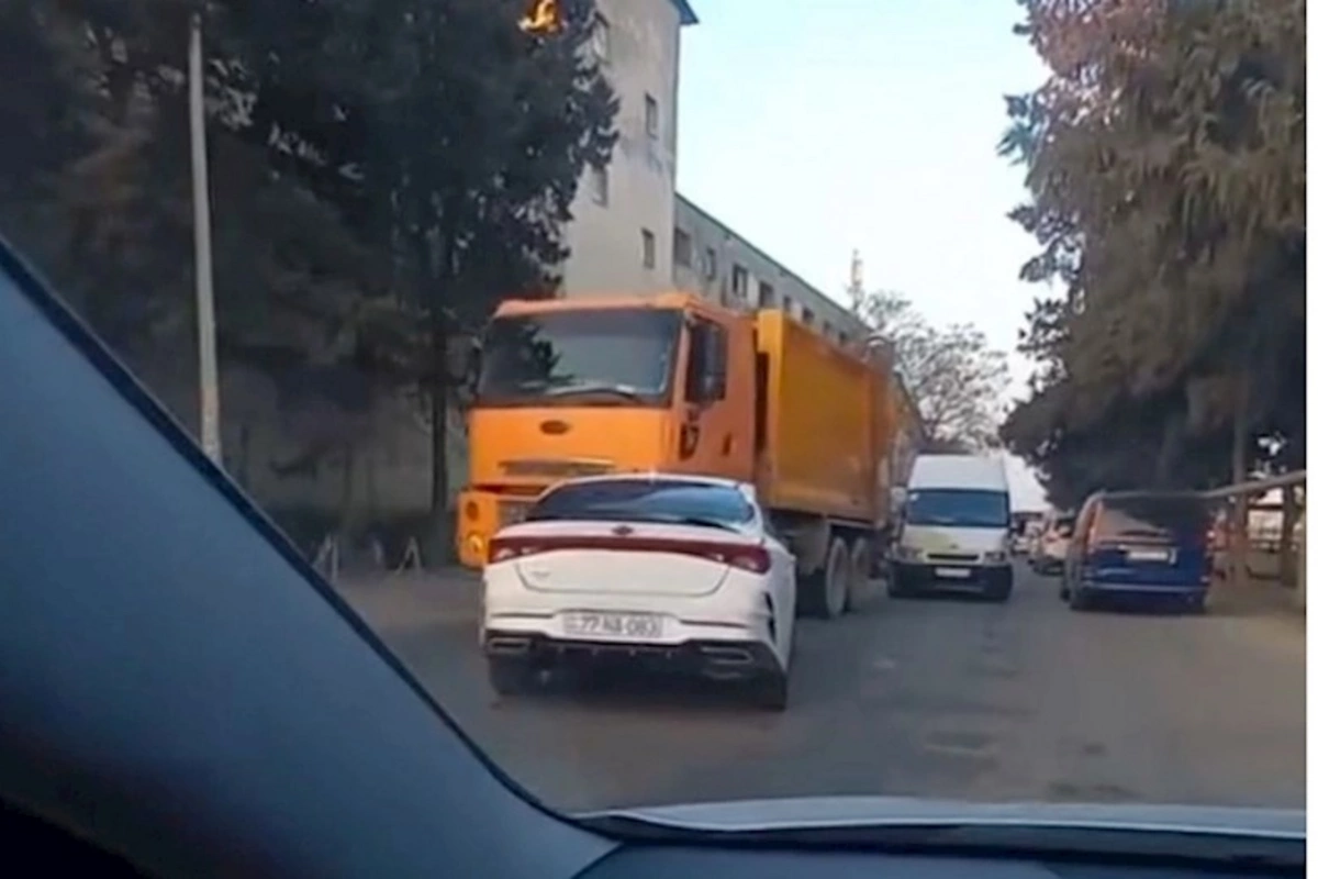 Bakıda KİA yük maşını ilə toqquşdu — VİDEO