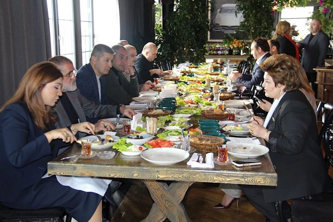 Tənzilə Rüstəmxanlı media nümayəndələri ilə görüşdü — FOTOLAR