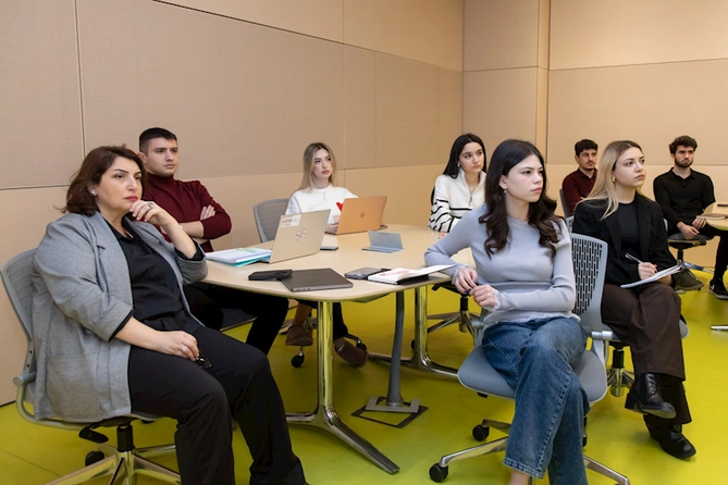 ADA Universitetində “Media sahəsi üzrə qanunvericiliyin ümumi aspektləri” mövzusunda mühazirə deyilib — FOTOLAR