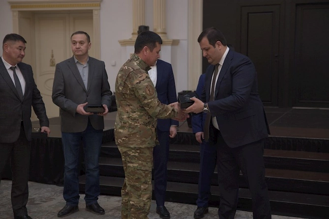 Azərbaycanlı iş adamı təyyarə qəzasında həlak olan Qazaxıstan vətəndaşlarının yaxınlarına ev hədiyyə etdi — FOTOLAR