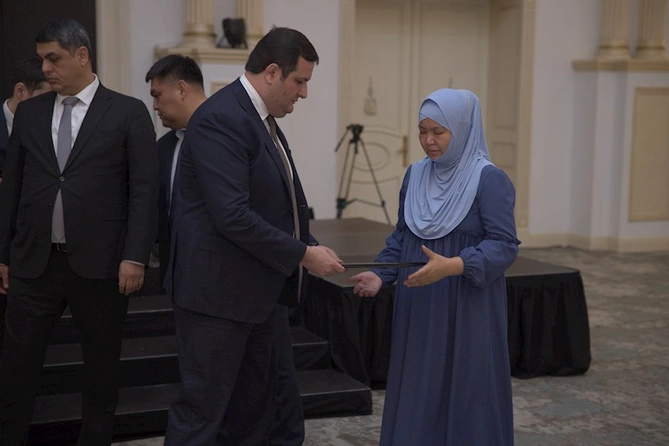 Azərbaycanlı iş adamı təyyarə qəzasında həlak olan Qazaxıstan vətəndaşlarının yaxınlarına ev hədiyyə etdi — FOTOLAR