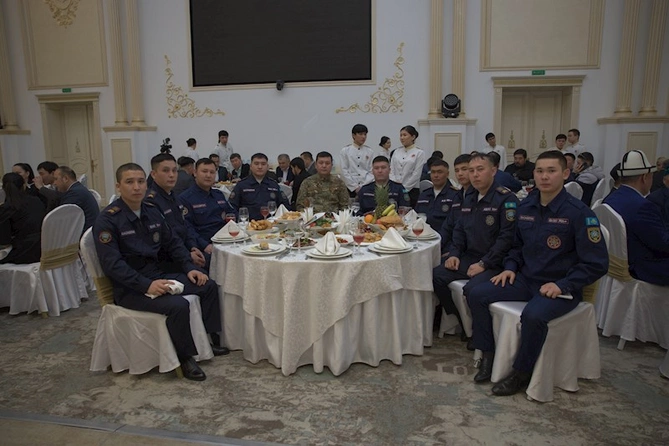 Azərbaycanlı iş adamı təyyarə qəzasında həlak olan Qazaxıstan vətəndaşlarının yaxınlarına ev hədiyyə etdi — FOTOLAR