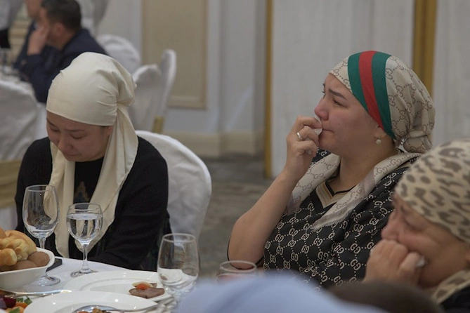 Azərbaycanlı iş adamı təyyarə qəzasında həlak olan Qazaxıstan vətəndaşlarının yaxınlarına ev hədiyyə etdi — FOTOLAR