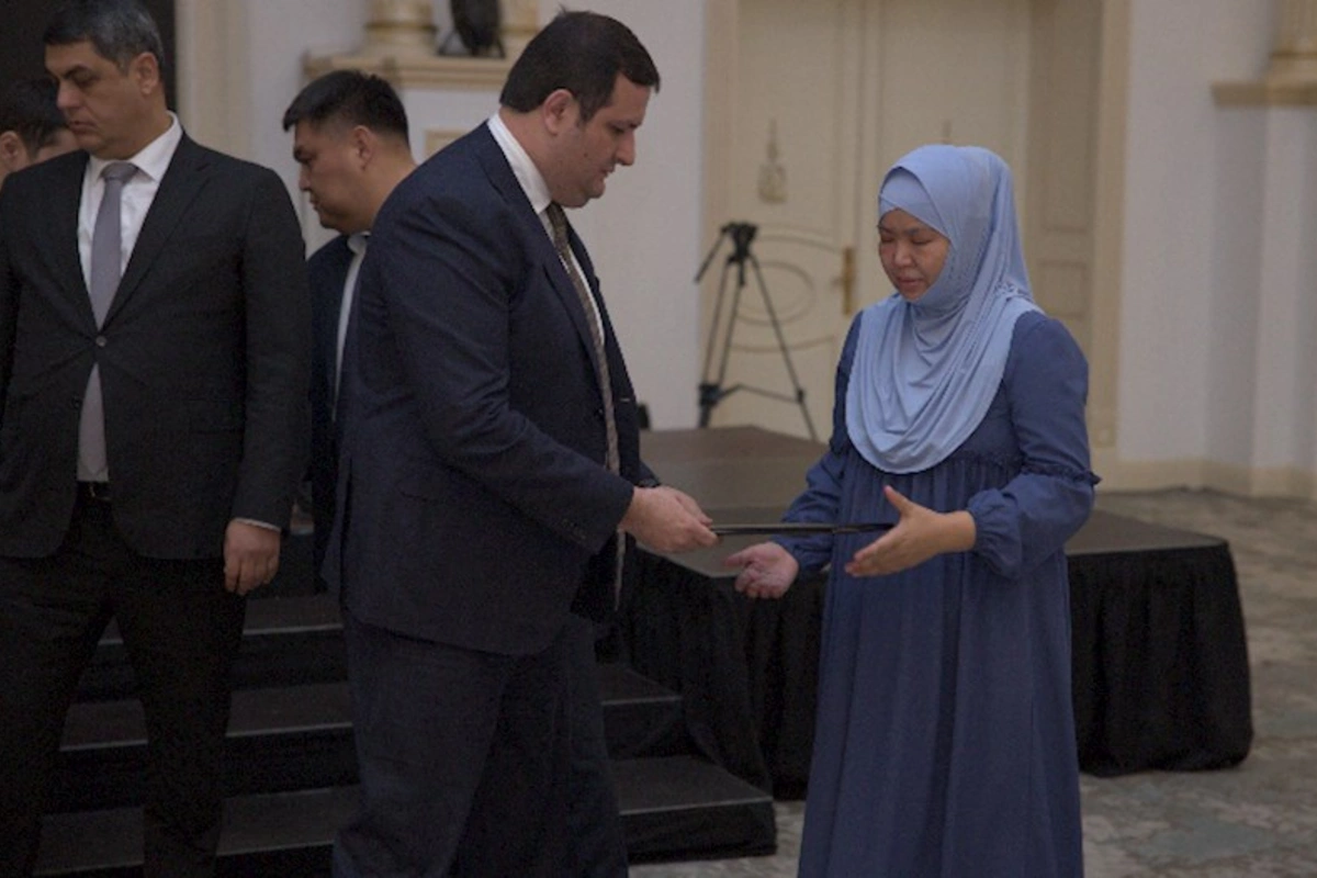 Azərbaycanlı iş adamı təyyarə qəzasında həlak olan Qazaxıstan vətəndaşlarının yaxınlarına ev hədiyyə etdi — FOTOLAR